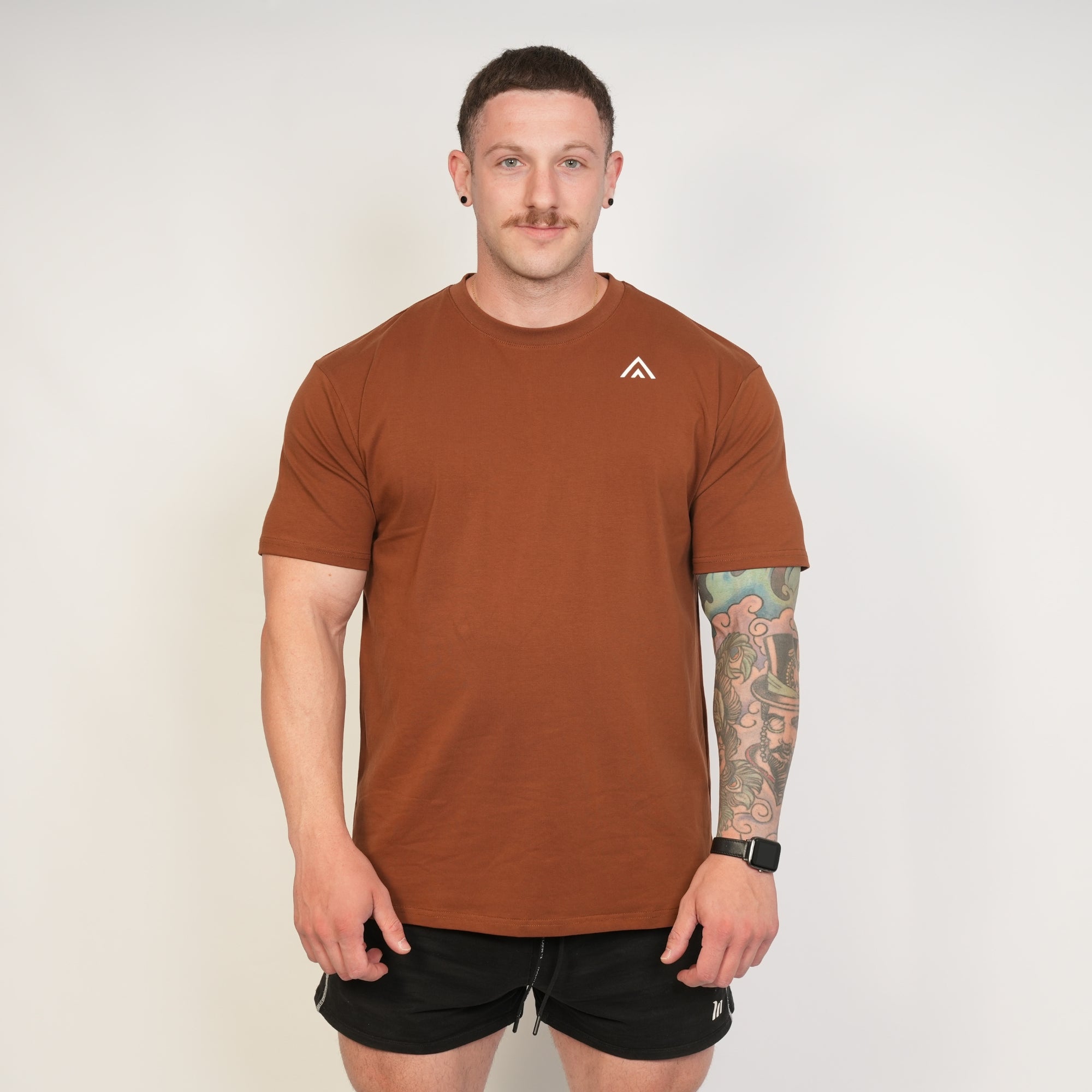 Man wearing a Top athlete brown/bronze performance tee