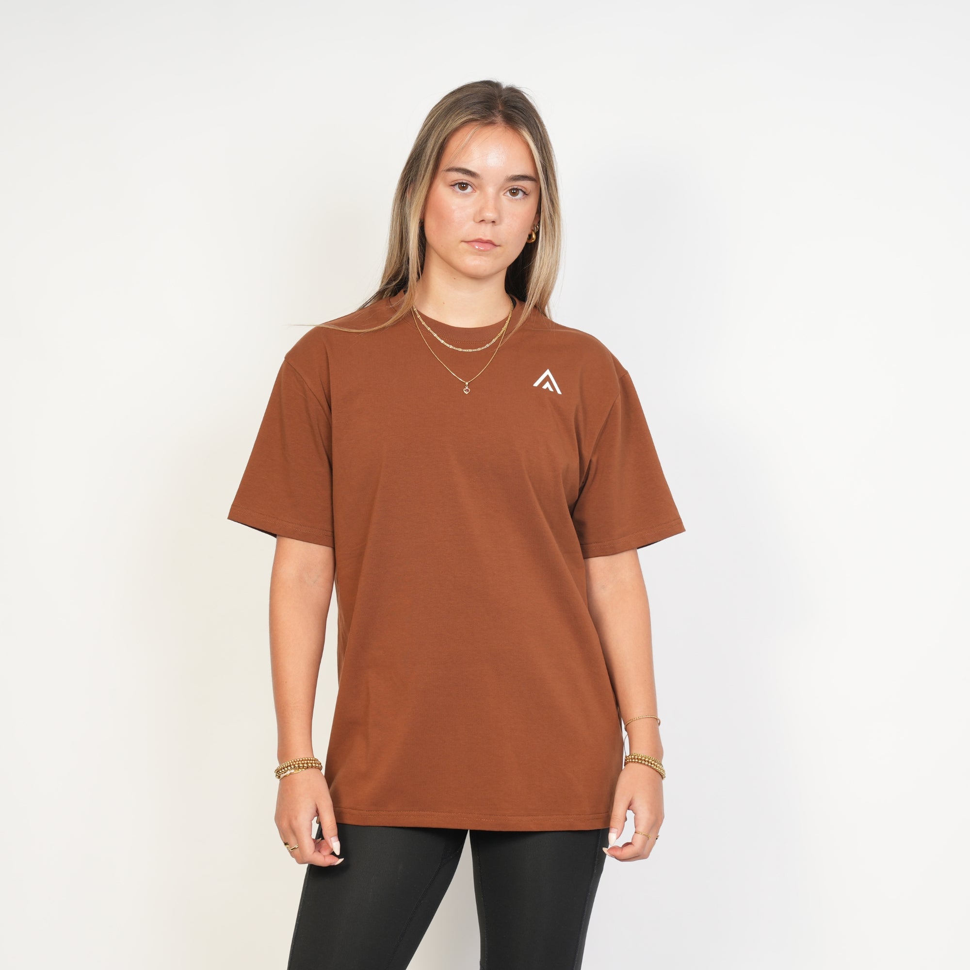 Woman wearing a Top athlete brown/bronze performance tee