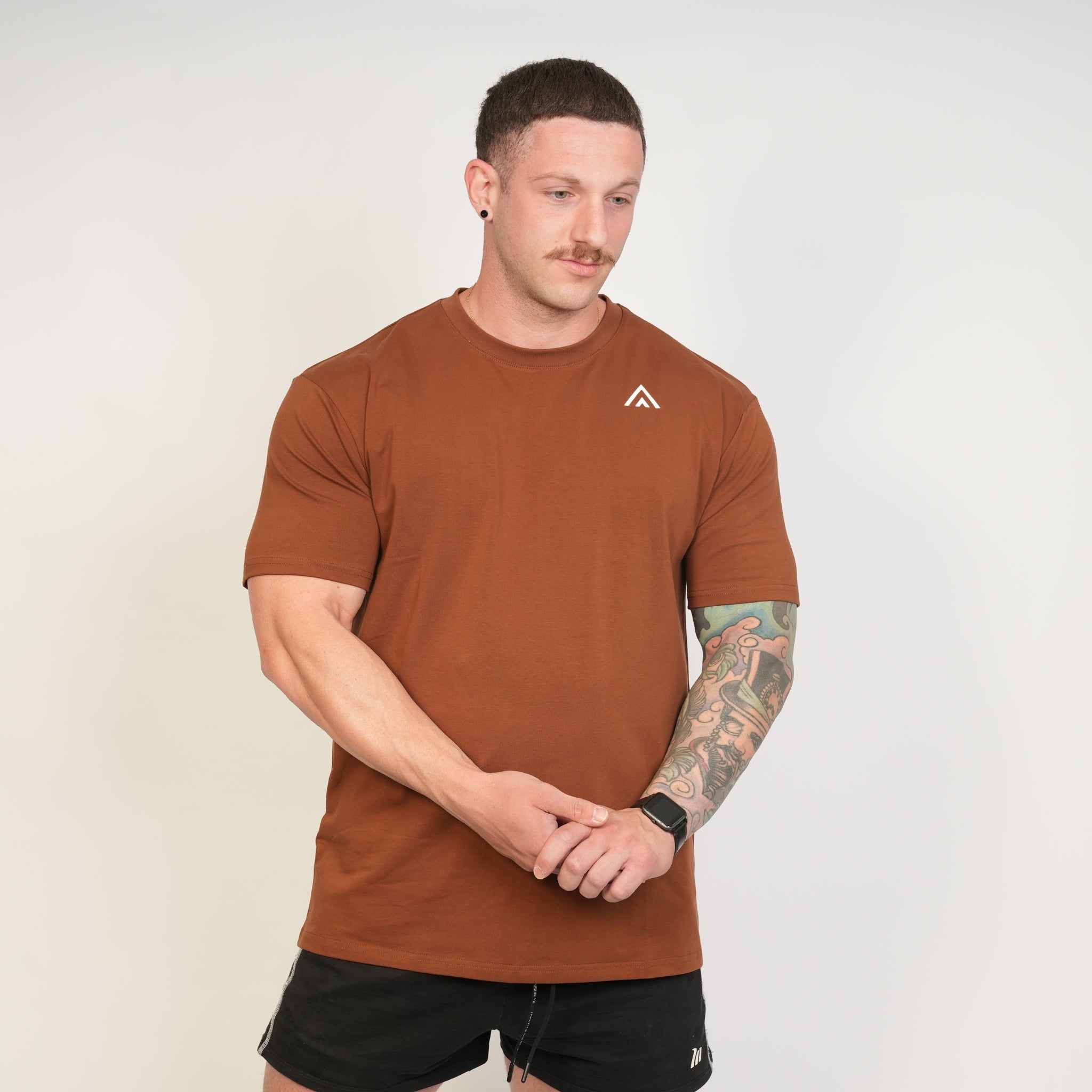 Man wearing a Top athlete brown/bronze performance tee