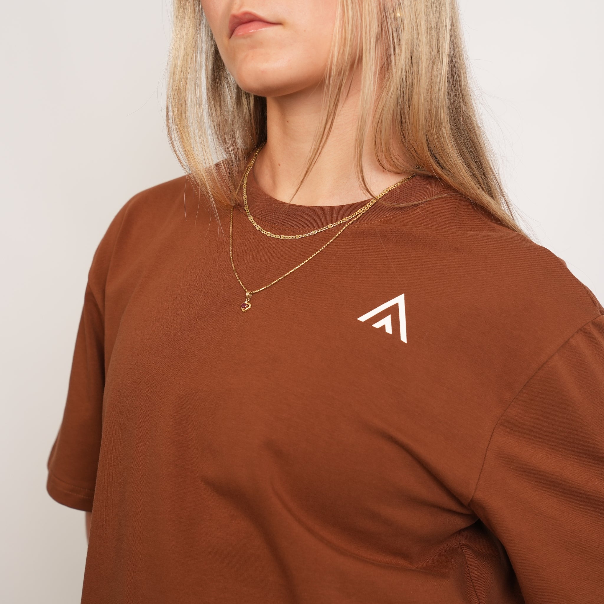Woman wearing a Top athlete brown/bronze performance tee