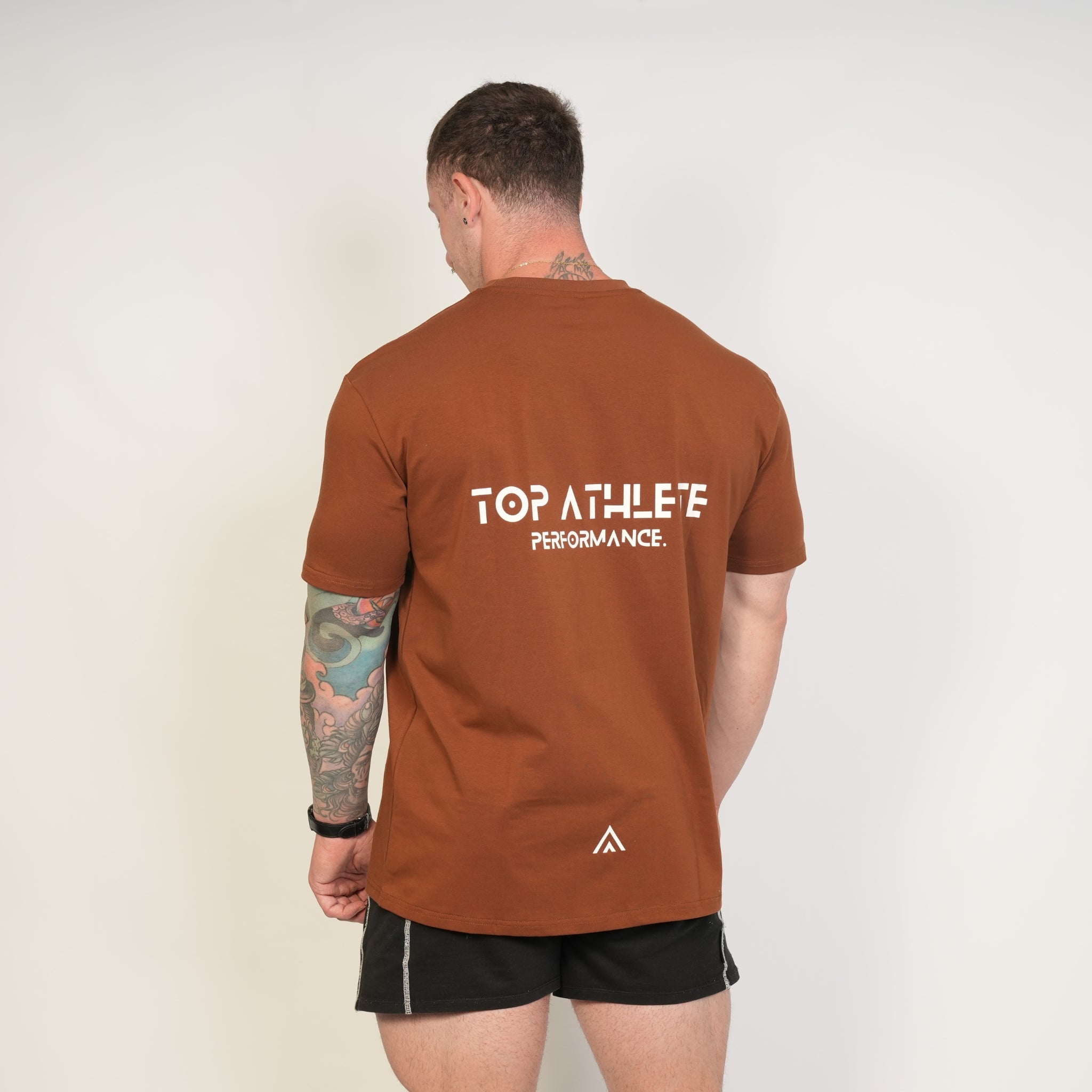 Man wearing a Top athlete brown/bronze performance tee